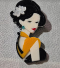 Broche vintage mujer con recogido clásico y flor blanca | vaqueraspain
