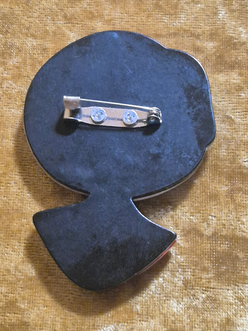Broche boho chic mujer morena con gafas de gato rojo y negro