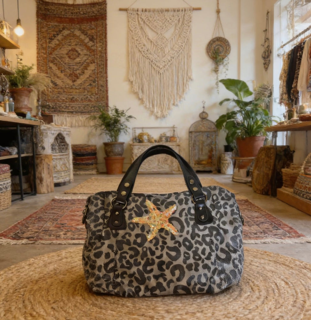 Vista lateral bolso tote bohemio animal print estrella de mar lentejuelas | vaqueraspain