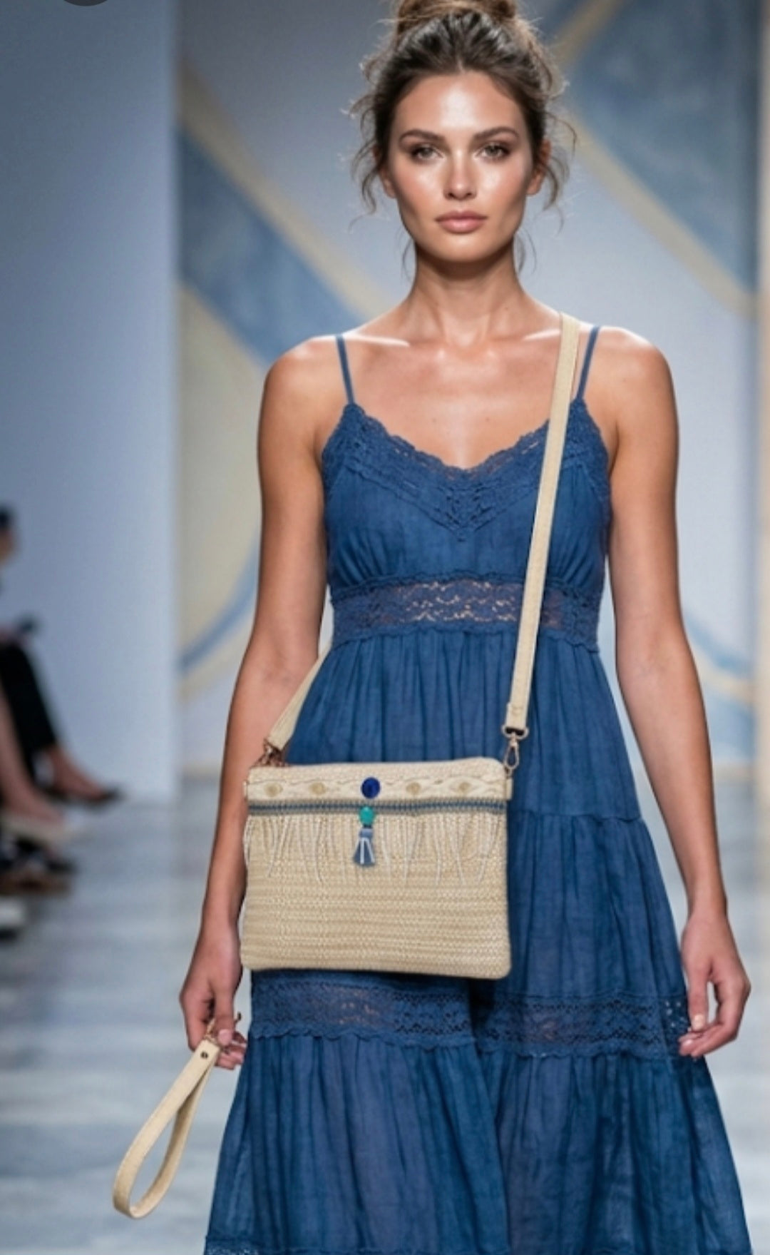 Bolso clutch boho chic con pompón celeste