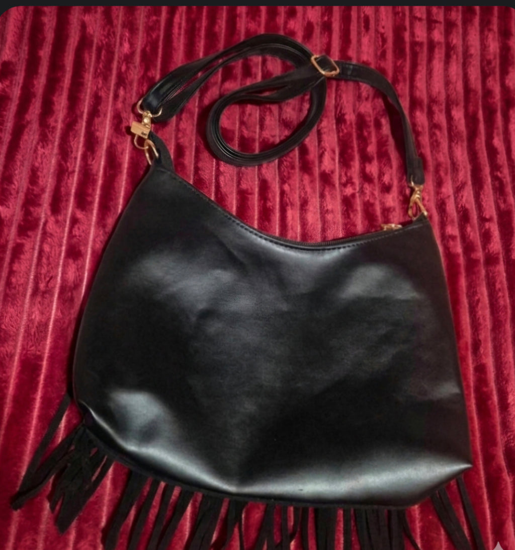 Vista frontal bolso boho flecos look festival de antelina negra | vaqueraspain