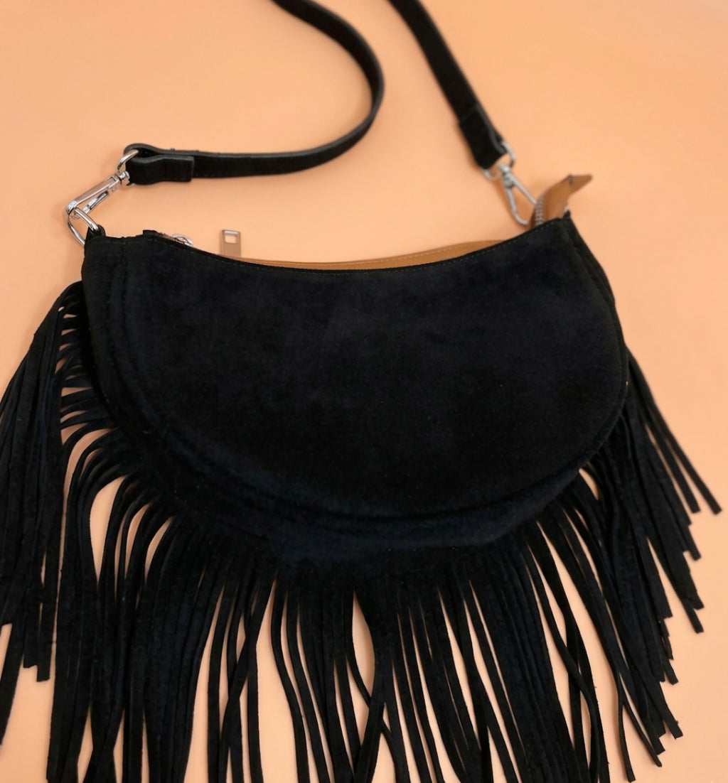 Vista frontal bolso boho vintage labios rojos antelina aterciopelada negro | vaqueraspain