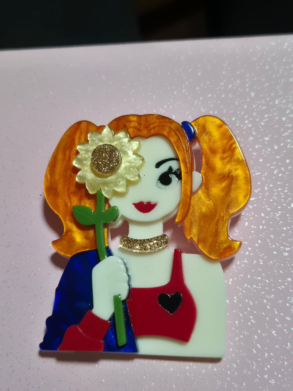Broche boho chic mujer pelirroja con girasol