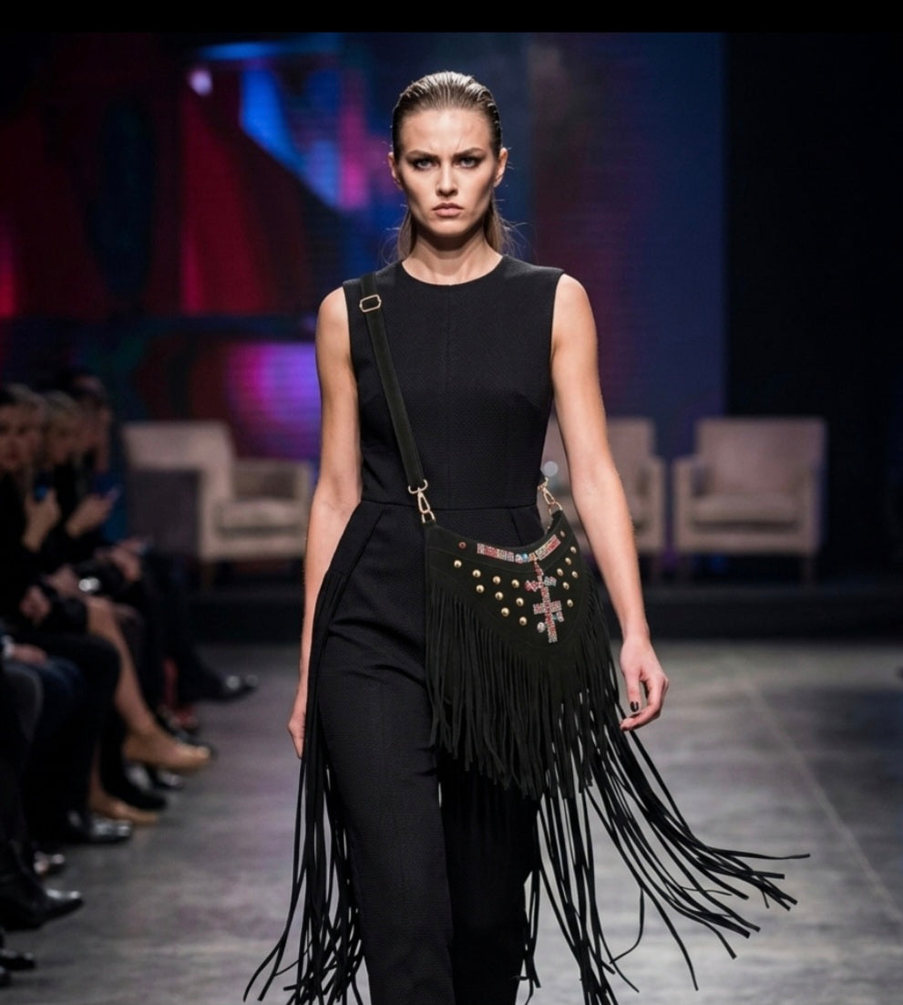Vista lateral bolso bohemio flecos look festival antelina negra | vaqueraspain