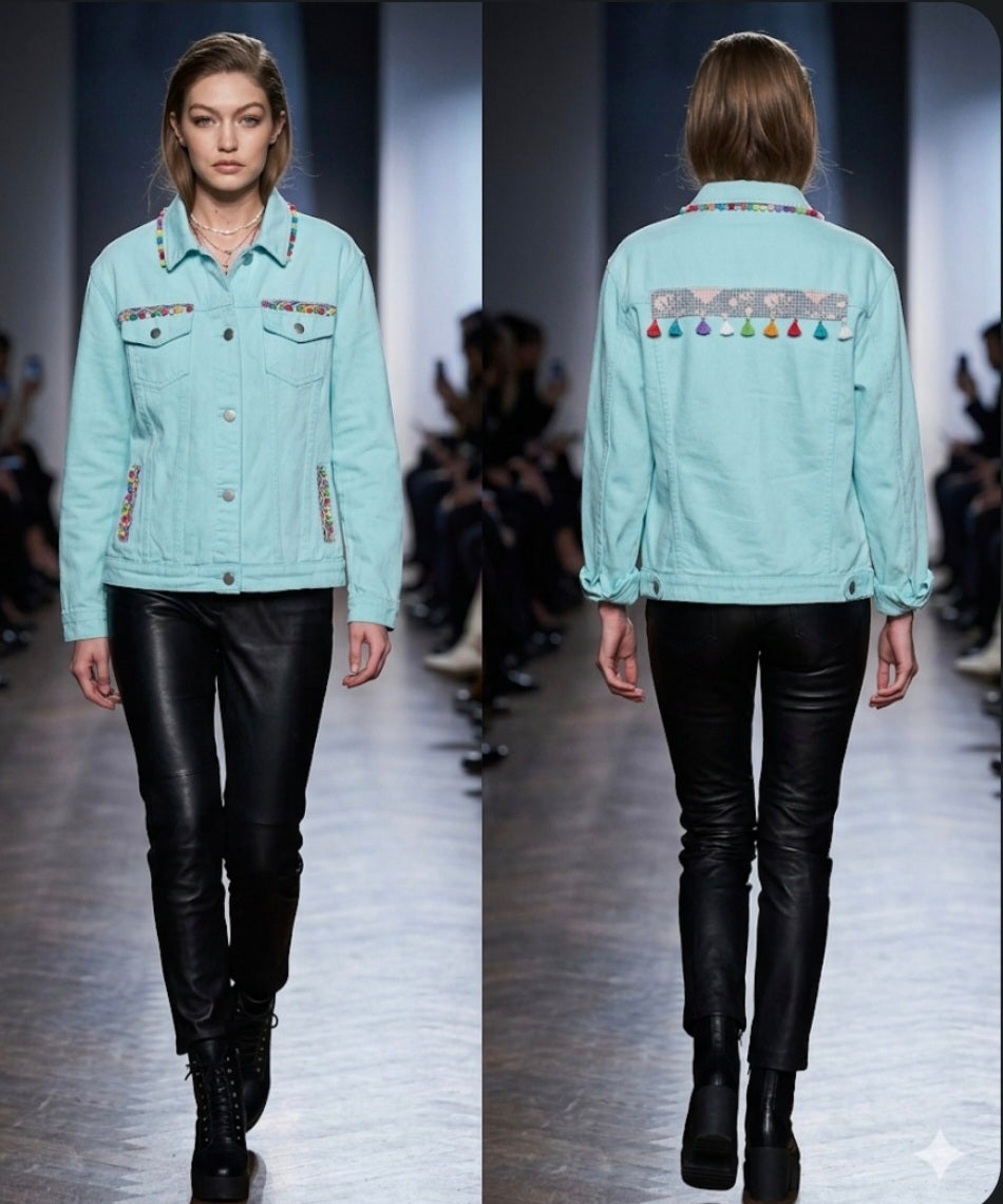 Chaqueta vaquera boho chic azul pastel con borlas de colores | vaqueraspain