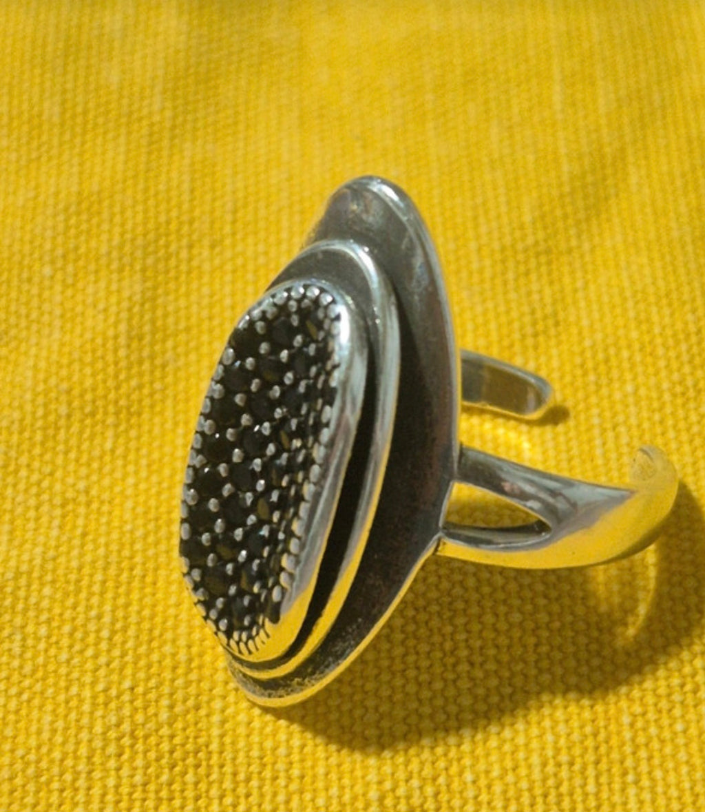 Vista frontal anillo bohemio alargado plata 925 espinelas negras | vaqueraspain