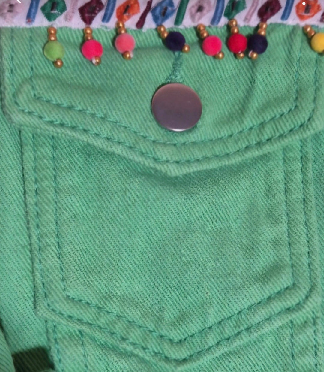 Vista lateral chaqueta vaquera verde agua customizada boho chic | vaqueraspain