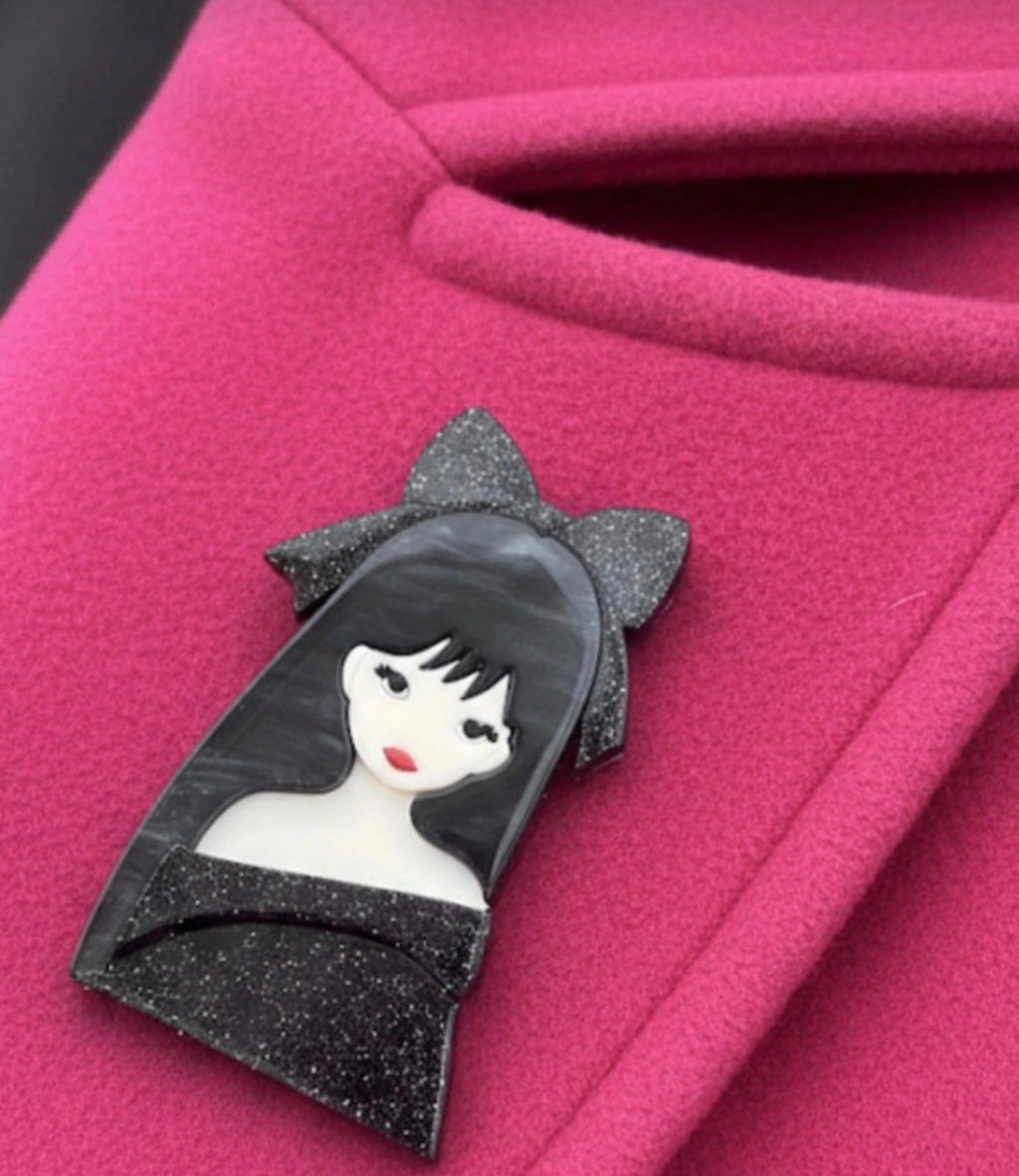 Broche bohemio vintage mujer morena vestido negro detalle - vaqueraspain