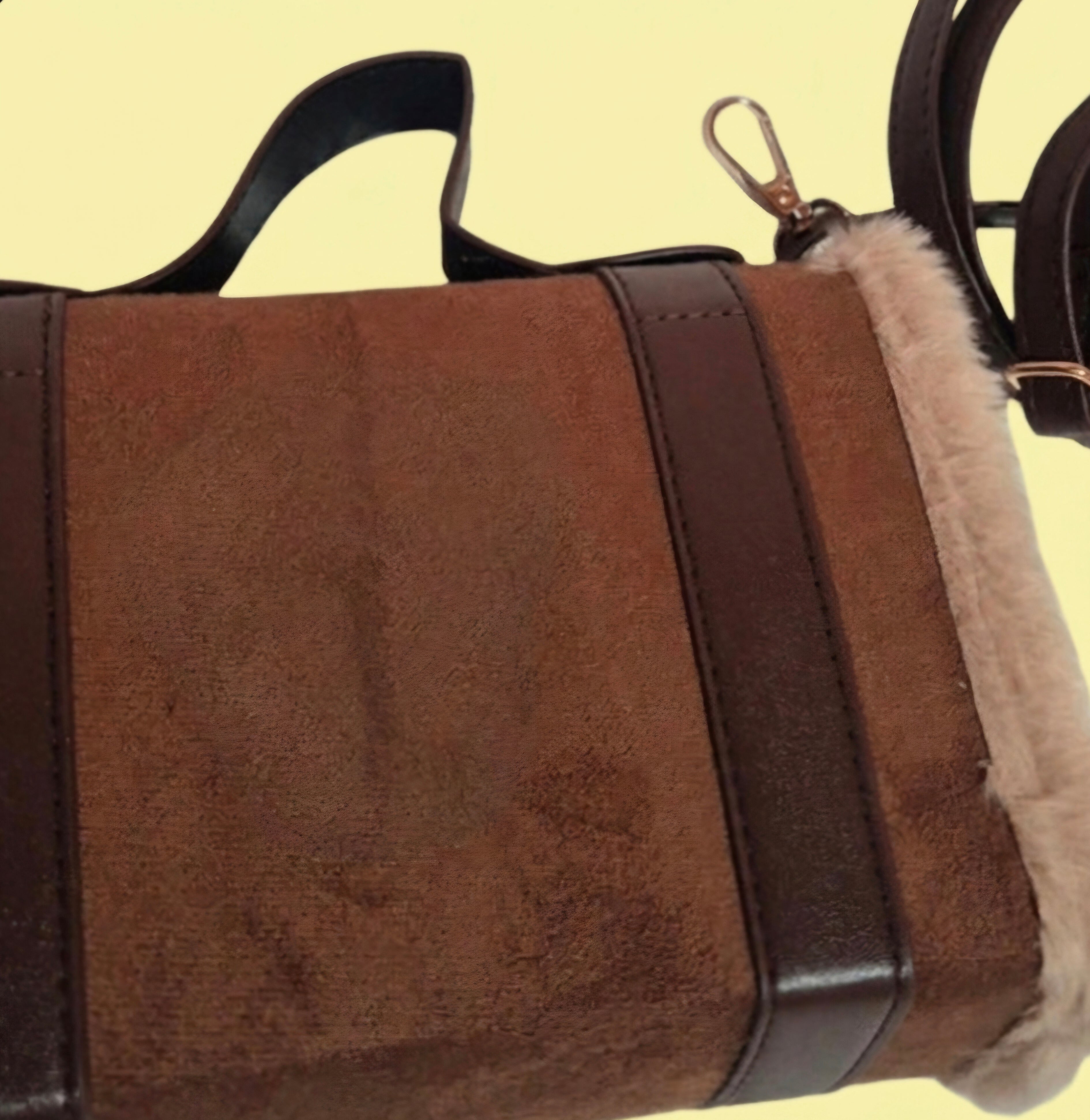 Vista lateral bolso de mano bohemio marrón chocolate boho chic vintage | vaqueraspain