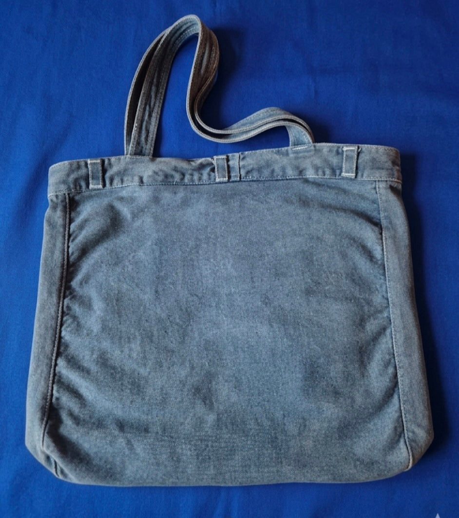 Vista lateral bolso tote vaquero bohemio veraniego con pompones | vaqueraspain
