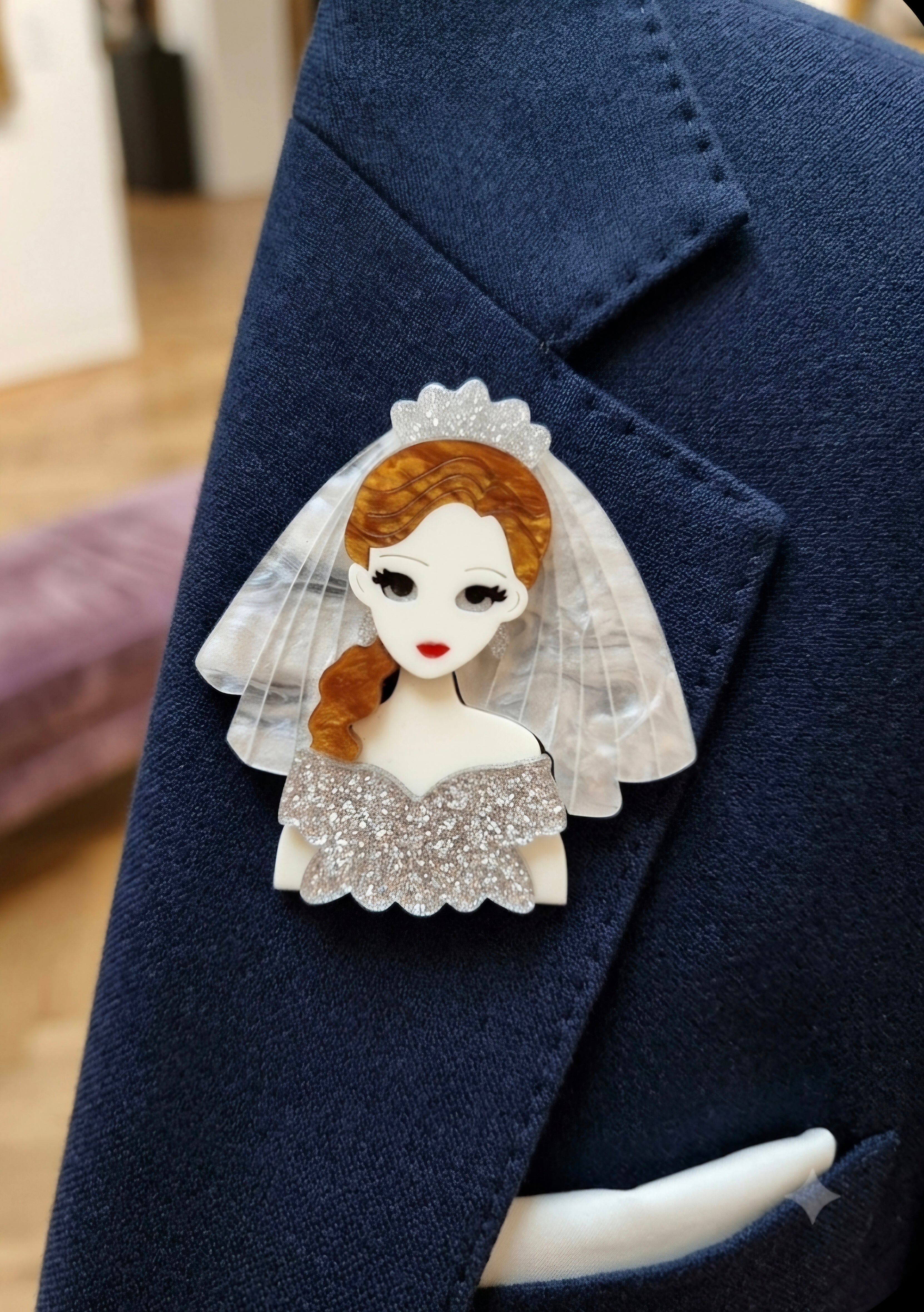 Broche novia con vestido purpurina plata