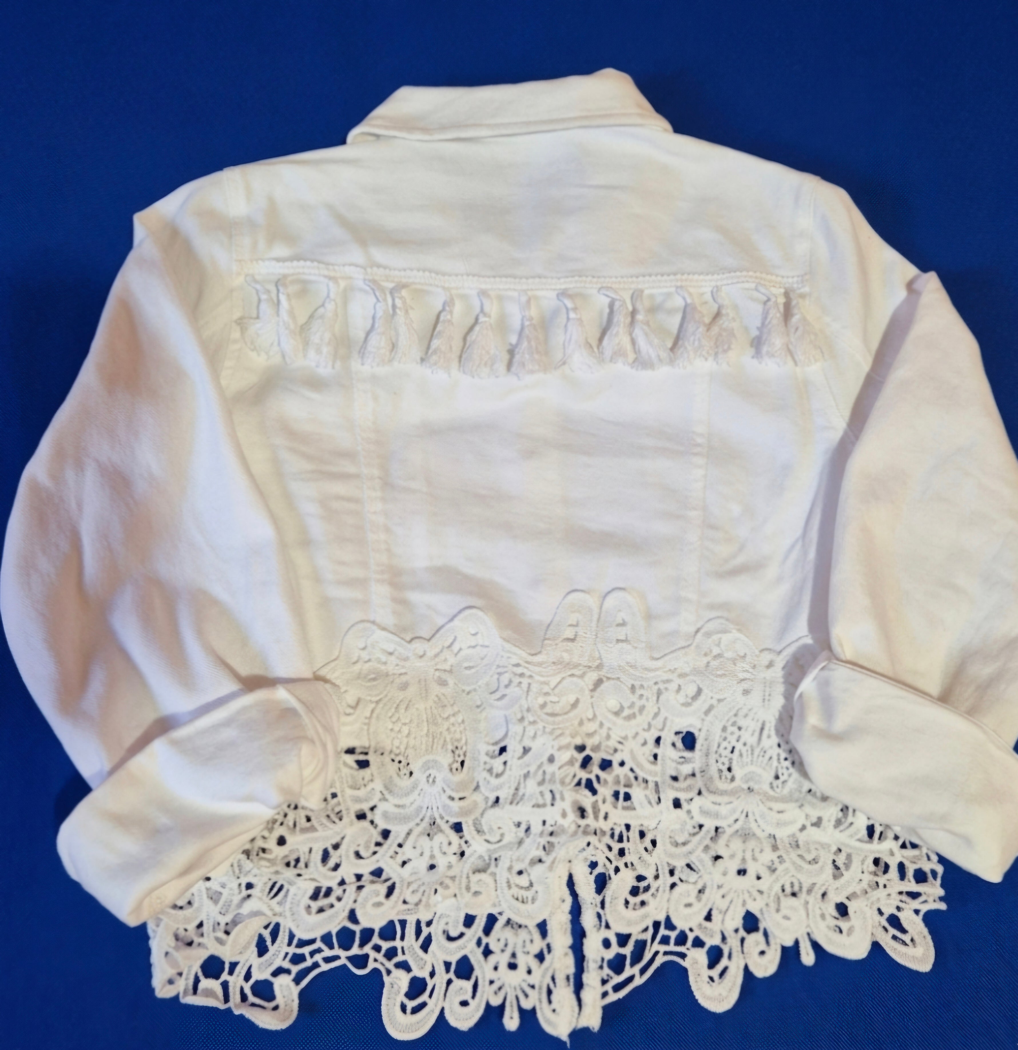 Vista trasera chaqueta vaquera blanca con borlas multicolores boho chic | vaqueraspain