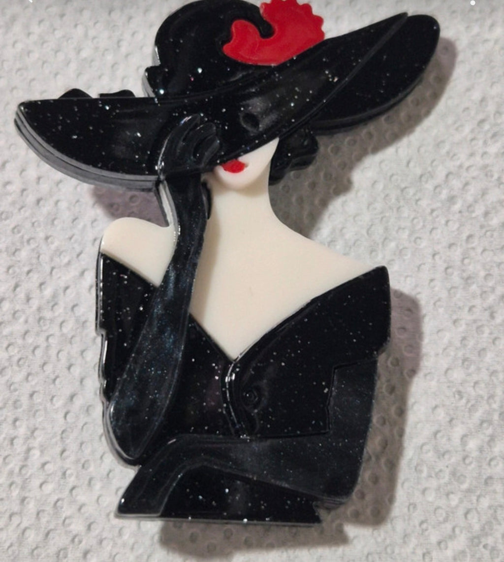 Broche vintage boho chic mujer con pamela y vestido negro brillos | vaqueraspain