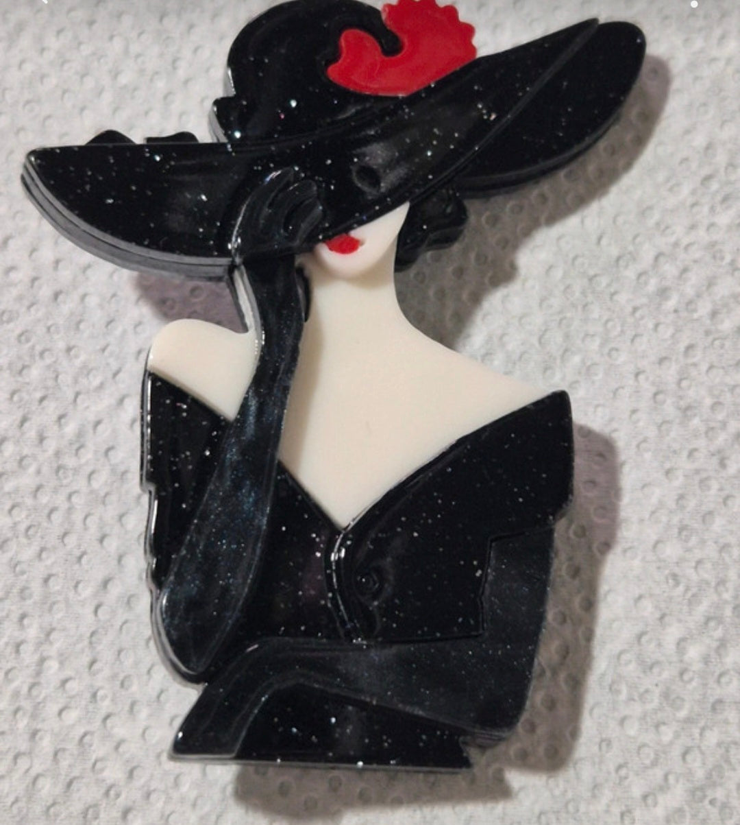 Broche vintage boho chic mujer con pamela y vestido negro brillos | vaqueraspain