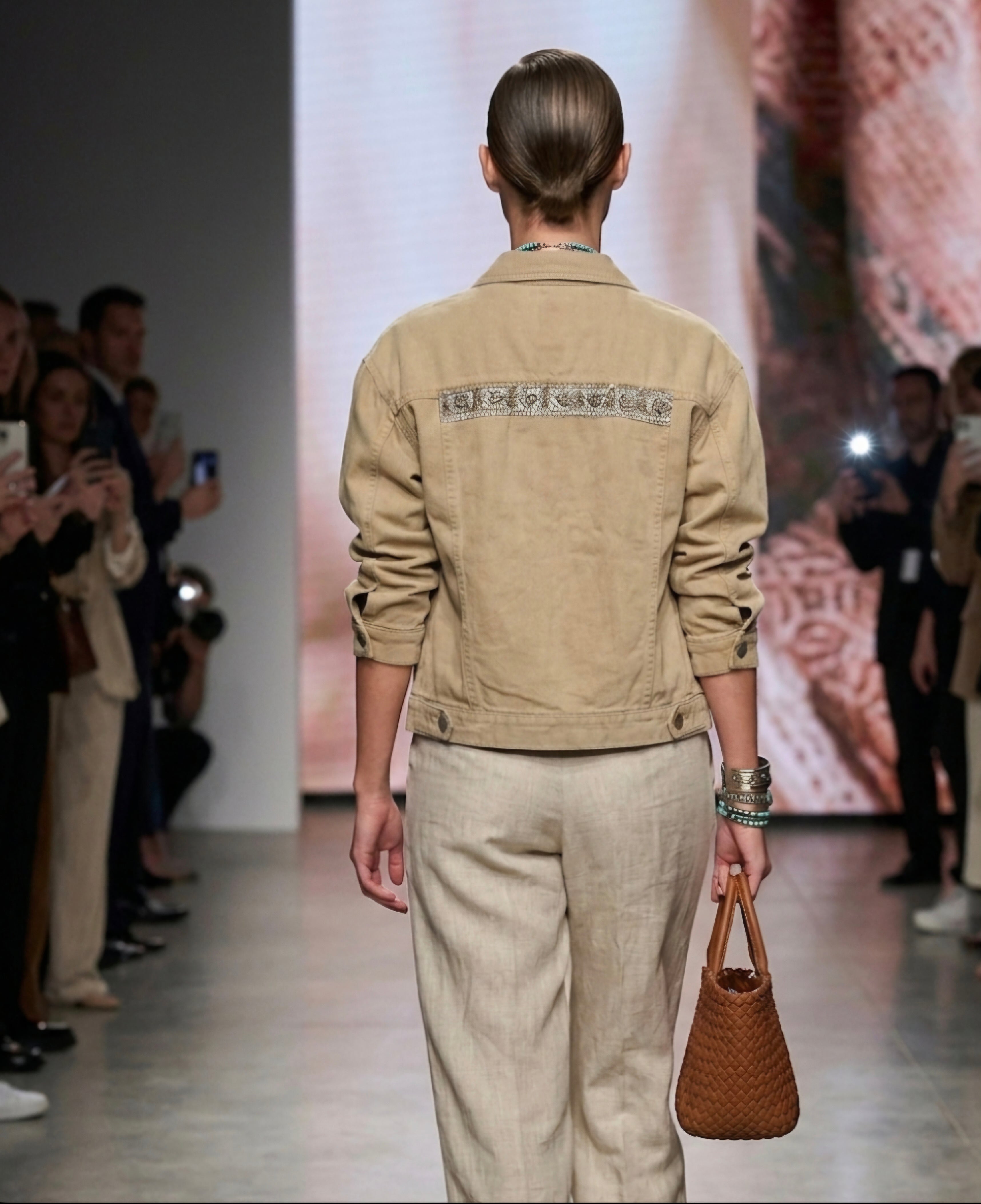 Vista trasera chaqueta vaquera beige con detalles dorados | vaqueraspain