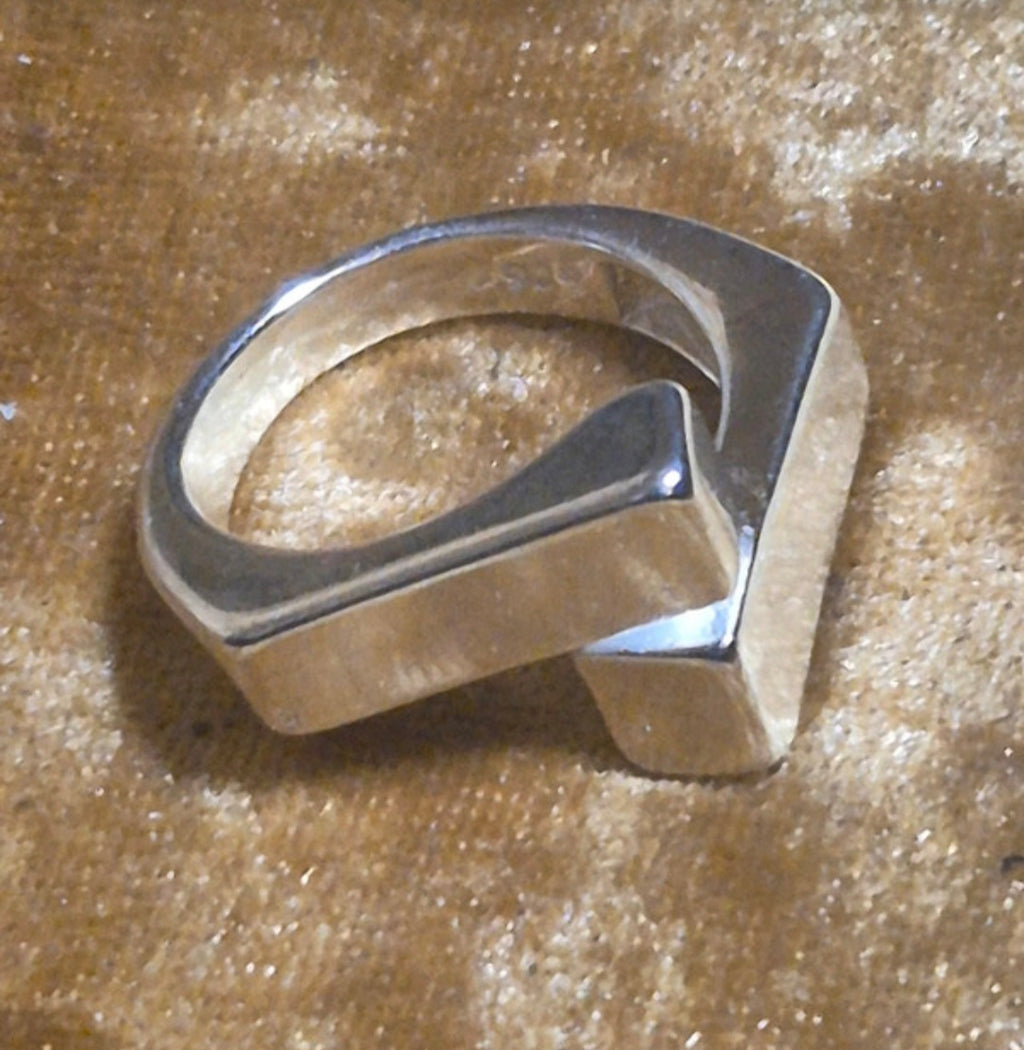 Vista frontal anillo diseño bypass unisex de plata 925 | vaqueraspain