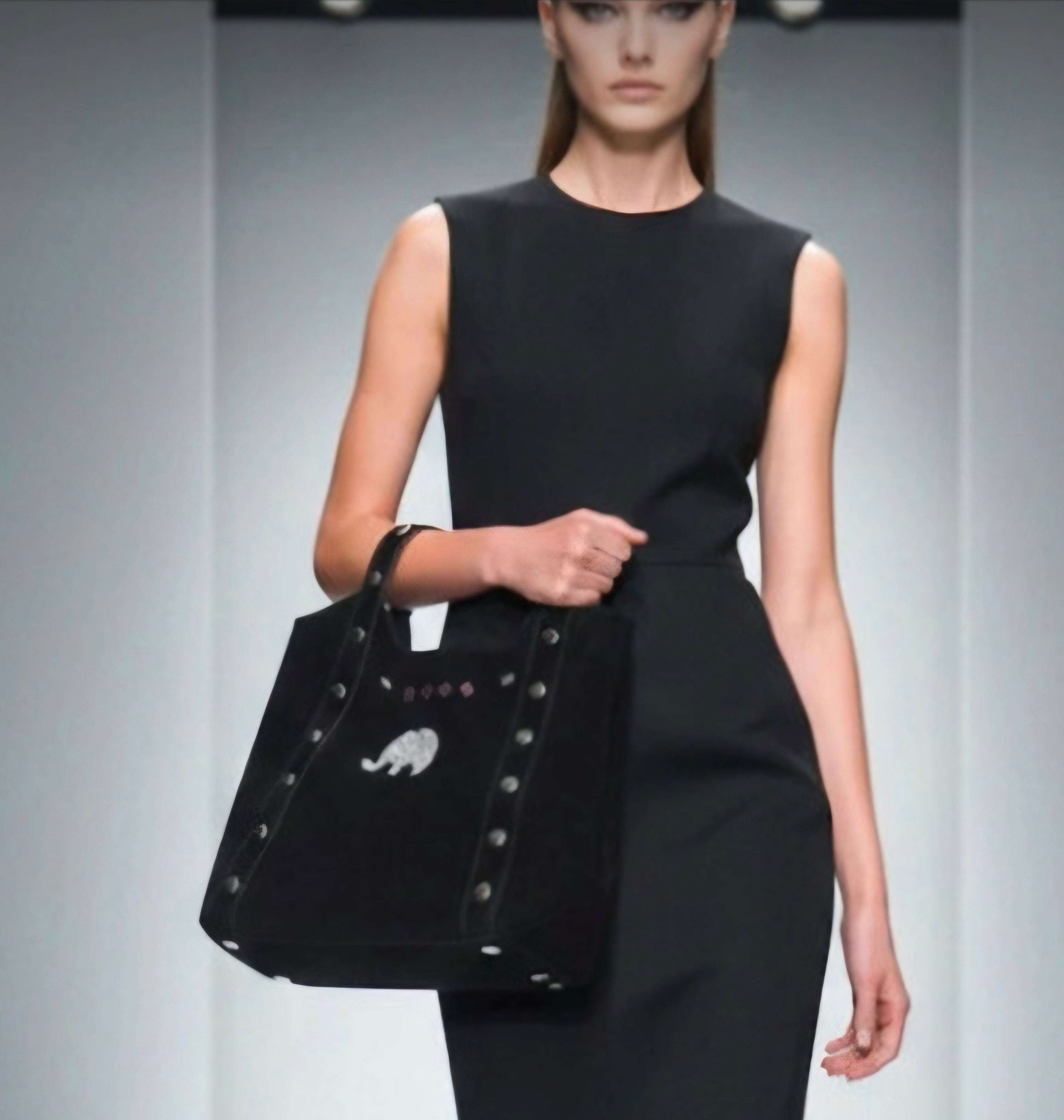 Detalle elefante brillante bolso tote antelina negra boho chic | vaqueraspain