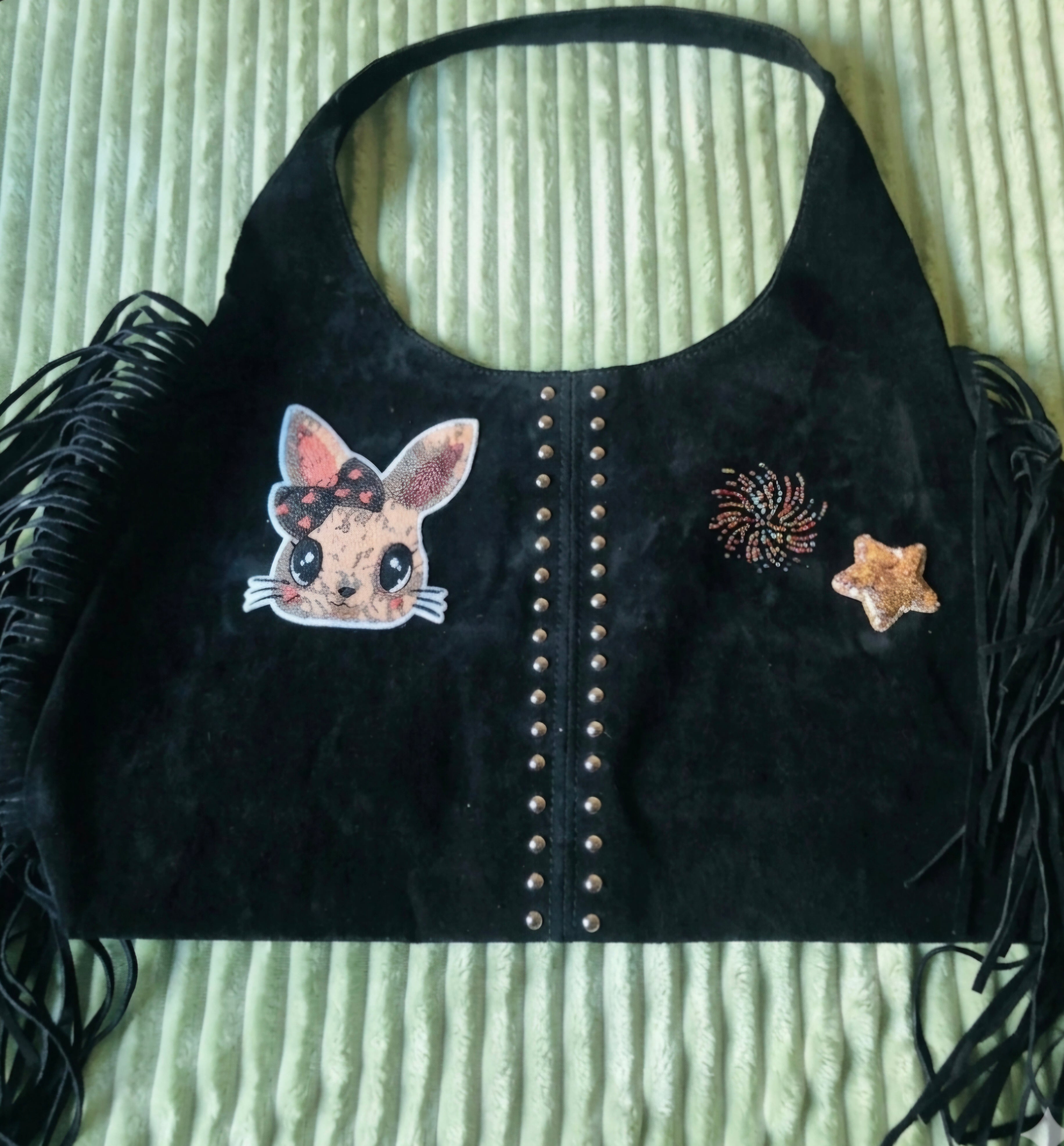 Detalle conejito con lazo bolso tote boho chic antelina negro | vaqueraspain