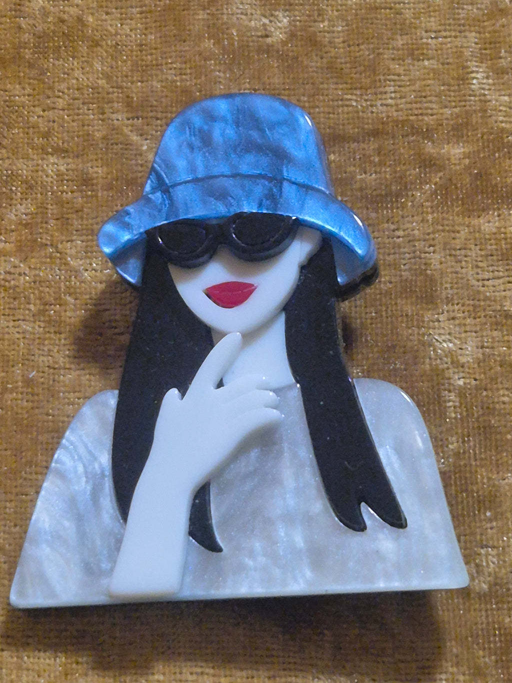 Broche minimalista mujer con sombrero de pescador azul claro