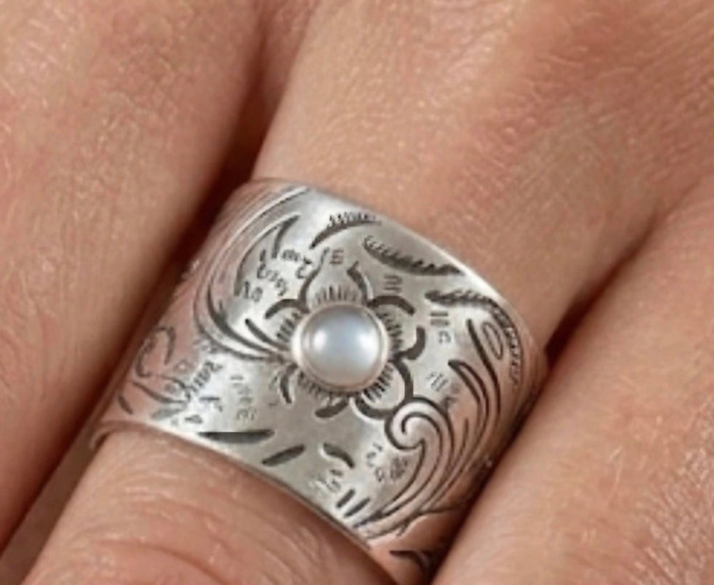 Vista frontal anillo bohemio ajustable Naturaleza con piedra de luna | vaqueraspain