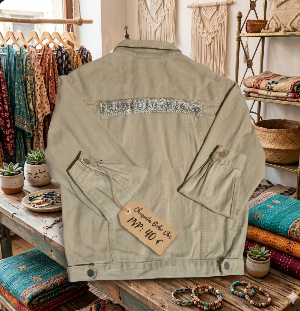 Vista lateral chaqueta vaquera beige boho chic artesanal | vaqueraspain
