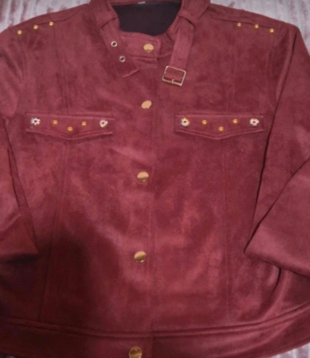 Detalle tachas flor y doradas chaqueta ante granate talla M | vaqueraspain
