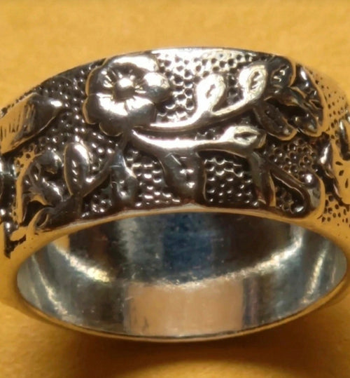 Detalle motivos botánicos anillo Eternity acero baño rodio vintage | vaqueraspain