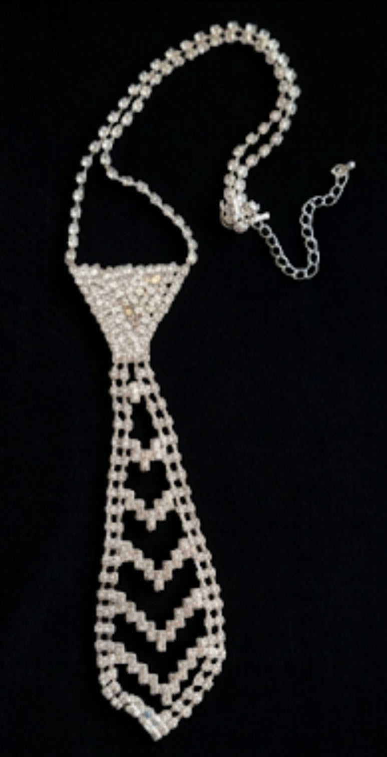 Detalle strass plateado corbata joya accesorio artesanal | vaqueraspain