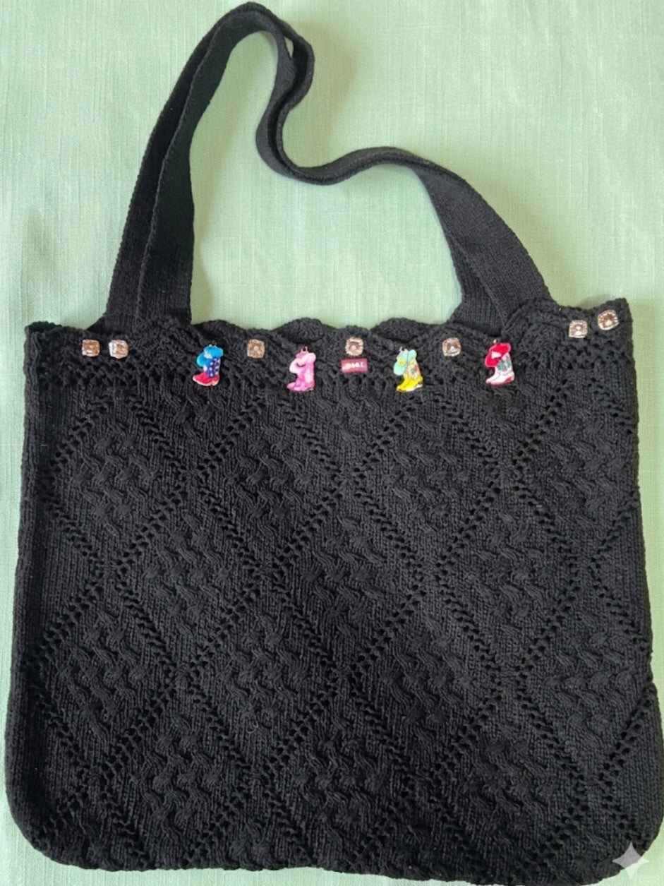 Bolso boho chic de algodón negro con tachas plateadas y apliques de botas vaquera | vaqueraspain