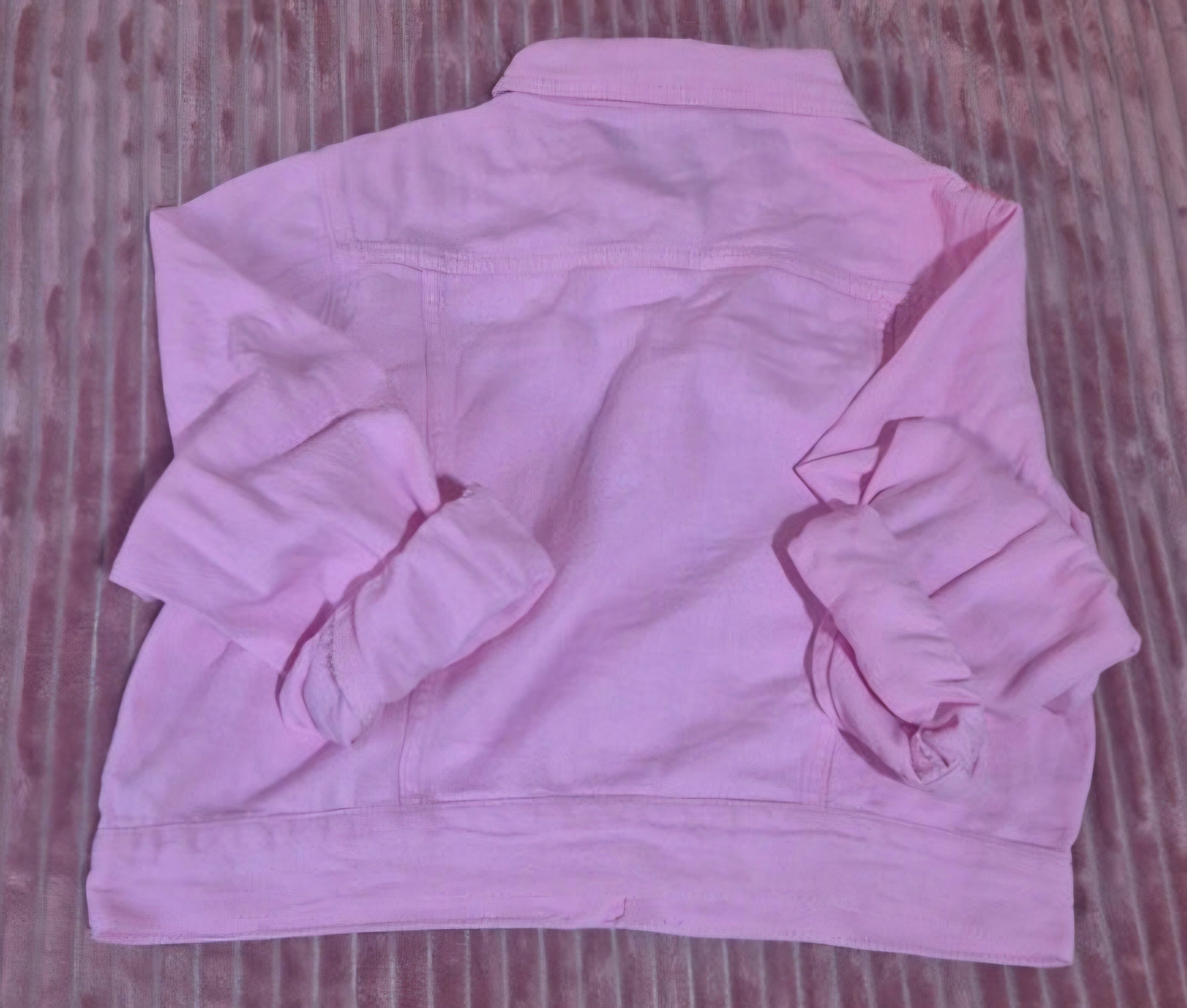 Vista trasera chaqueta vaquera rosa claro con flecos fucsia boho chic | vaqueraspain