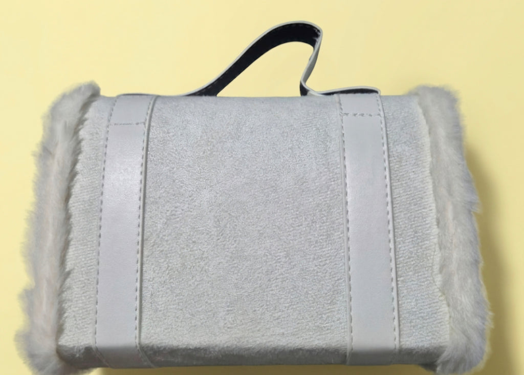 Vista frontal bolso de mano boho chic blanco roto broche mujer shhh | vaqueraspain