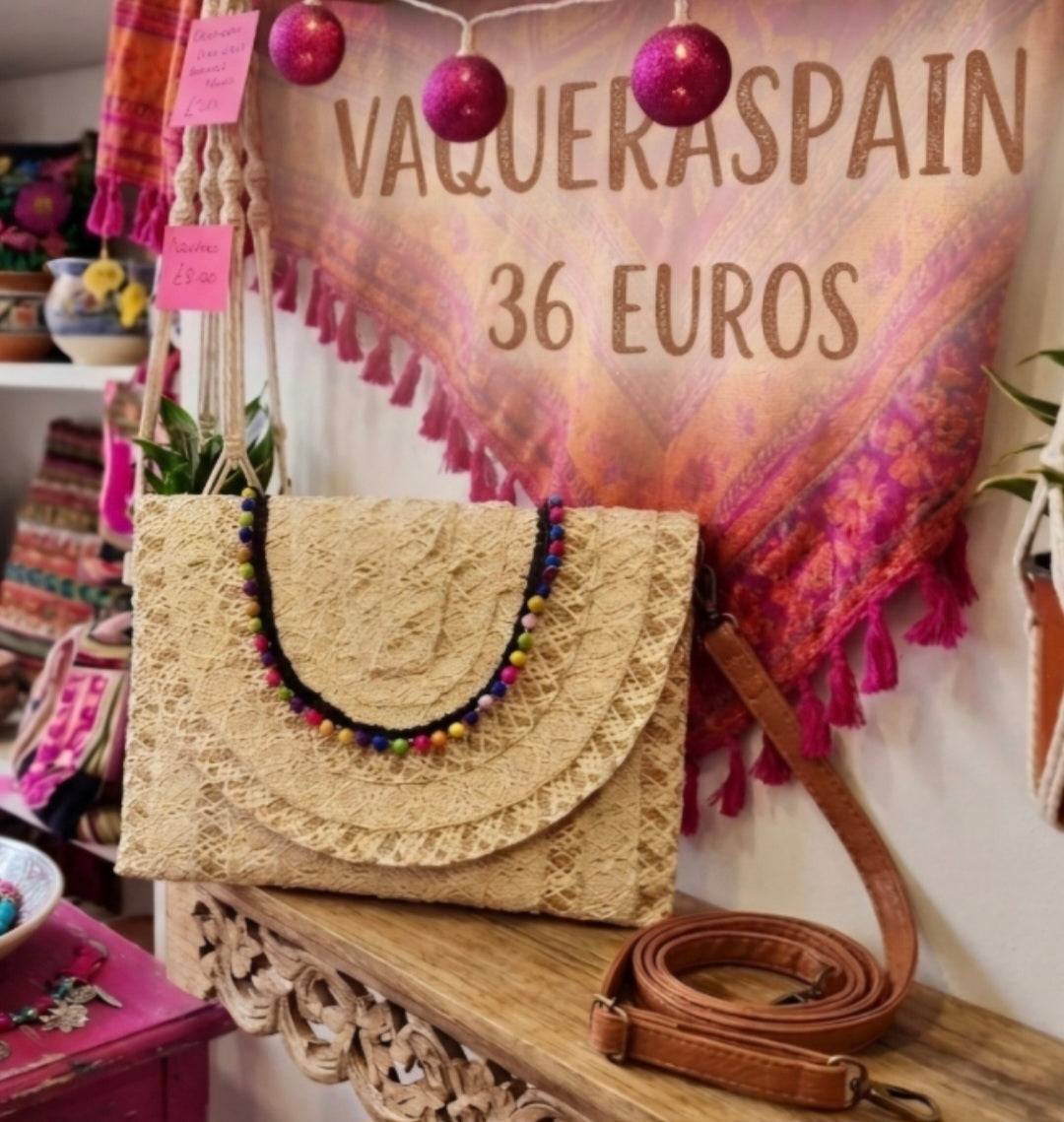 Bolso clutch bohemio con adorno semicircular bolitas de colores