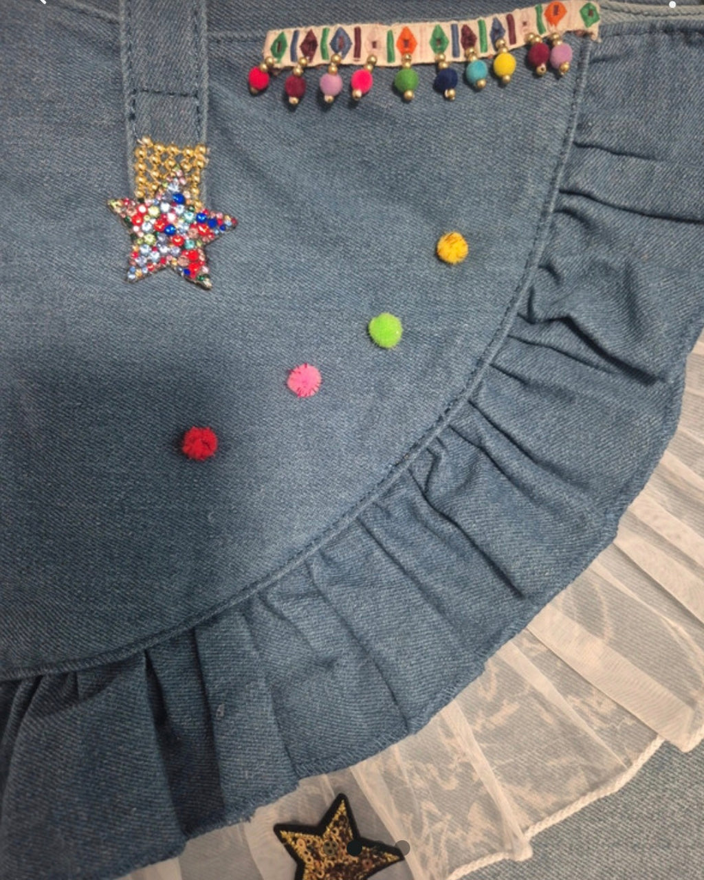 Bolso Tote boho western con pompones y estrellas vista lateral - vaqueraspain