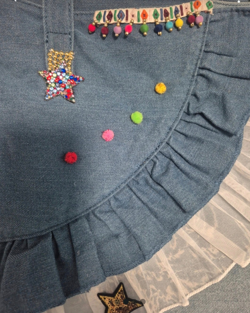 Bolso Tote boho western con pompones y estrellas vista lateral - vaqueraspain