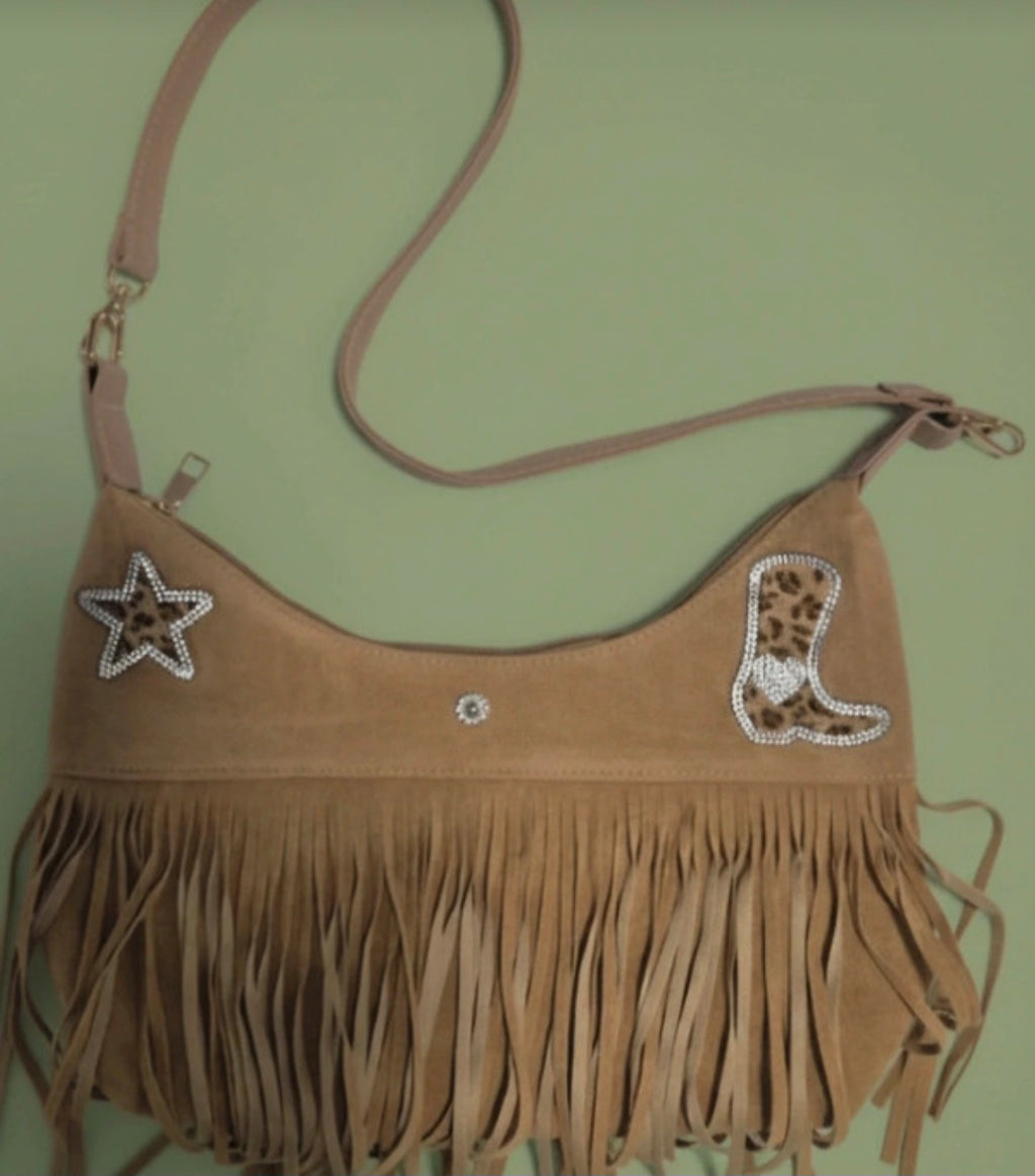 Bolso bohemio boho chic con flecos animal print color marrón camel - vaqueraspain