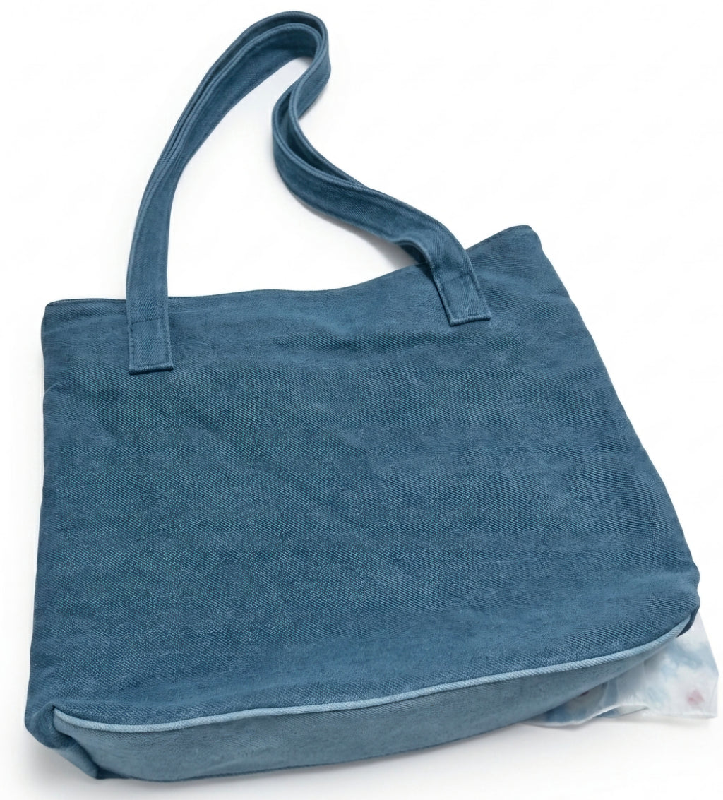 Vista frontal bolso tote vaquero boho chic con pompones vintage | vaqueraspain