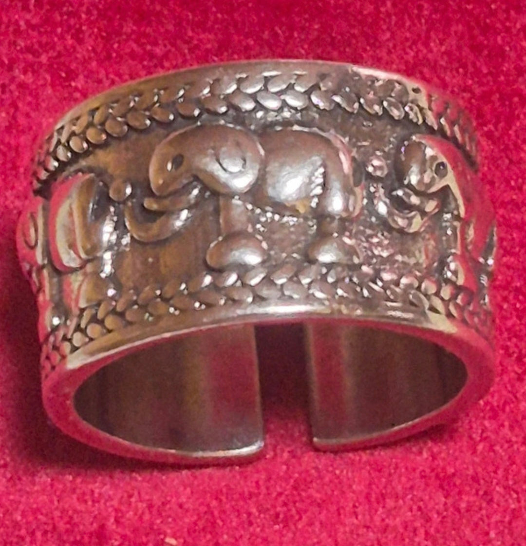 Anillo étnico vintage               "Procesión de elefantes"de plata 925.