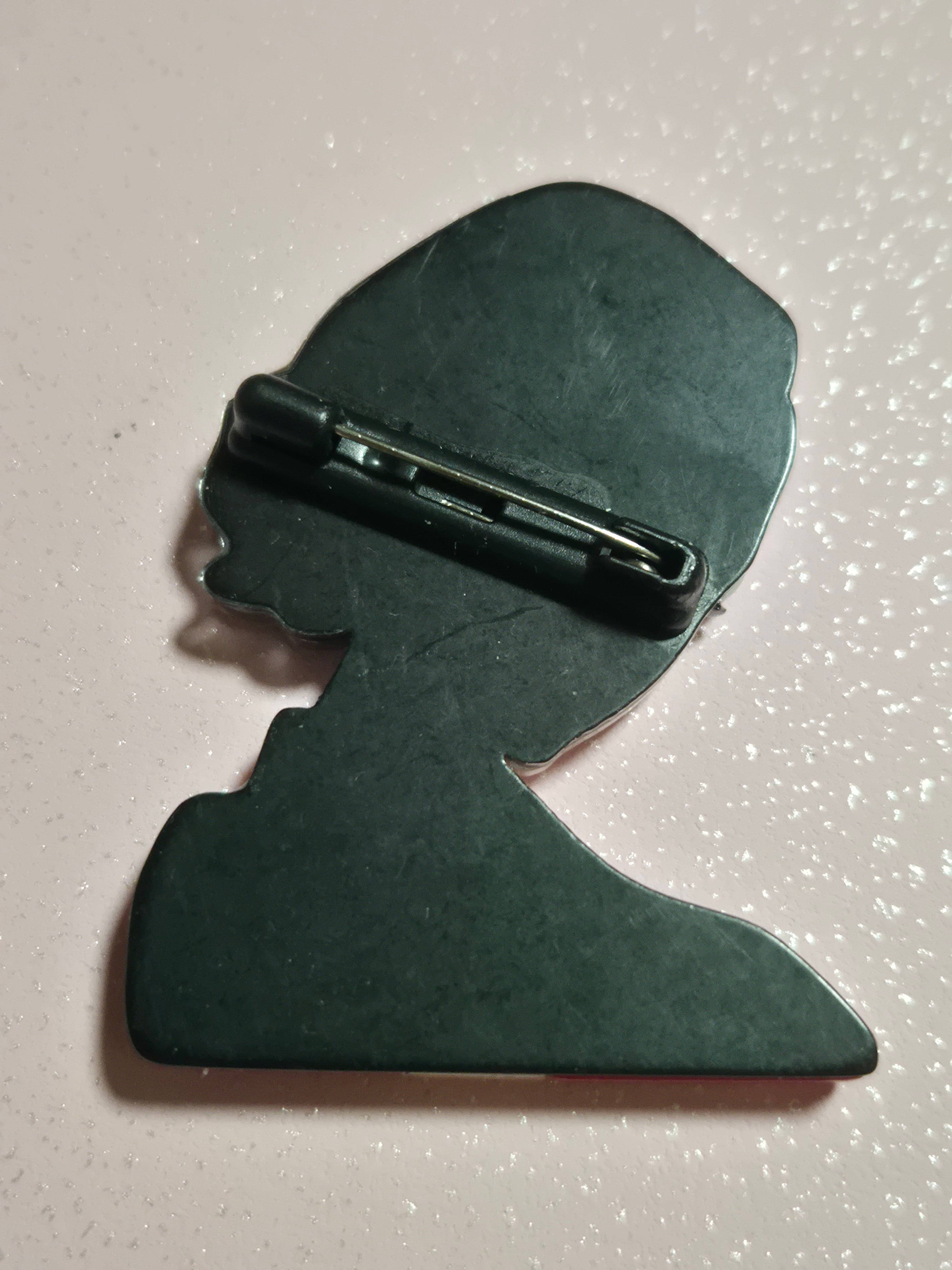Broche vintage mujer castaña con boina