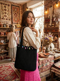 Detalle tachas plateadas y apliques botas vaquera bolso boho chic algodón negro | vaqueraspain