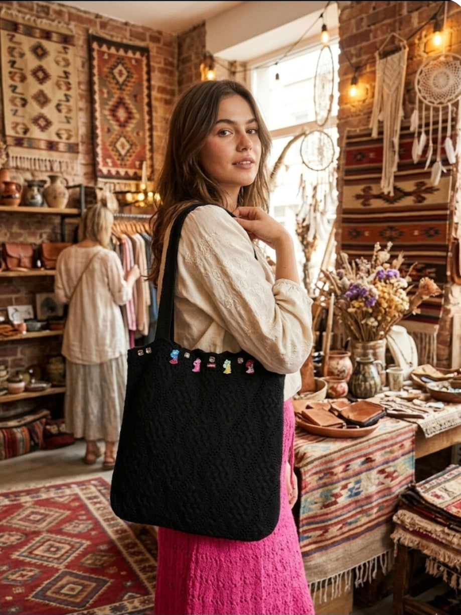 Detalle tachas plateadas y apliques botas vaquera bolso boho chic algodón negro | vaqueraspain