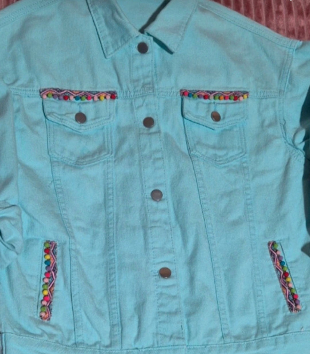 Detalle borlas de colores chaqueta vaquera azul pastel boho chic | vaqueraspain