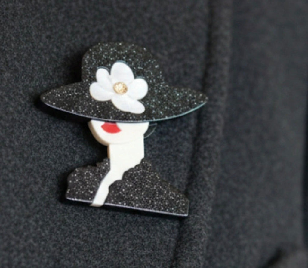 Llamativo broche Art Deco mujer con sombrero negro brillante boho chic | vaqueraspain