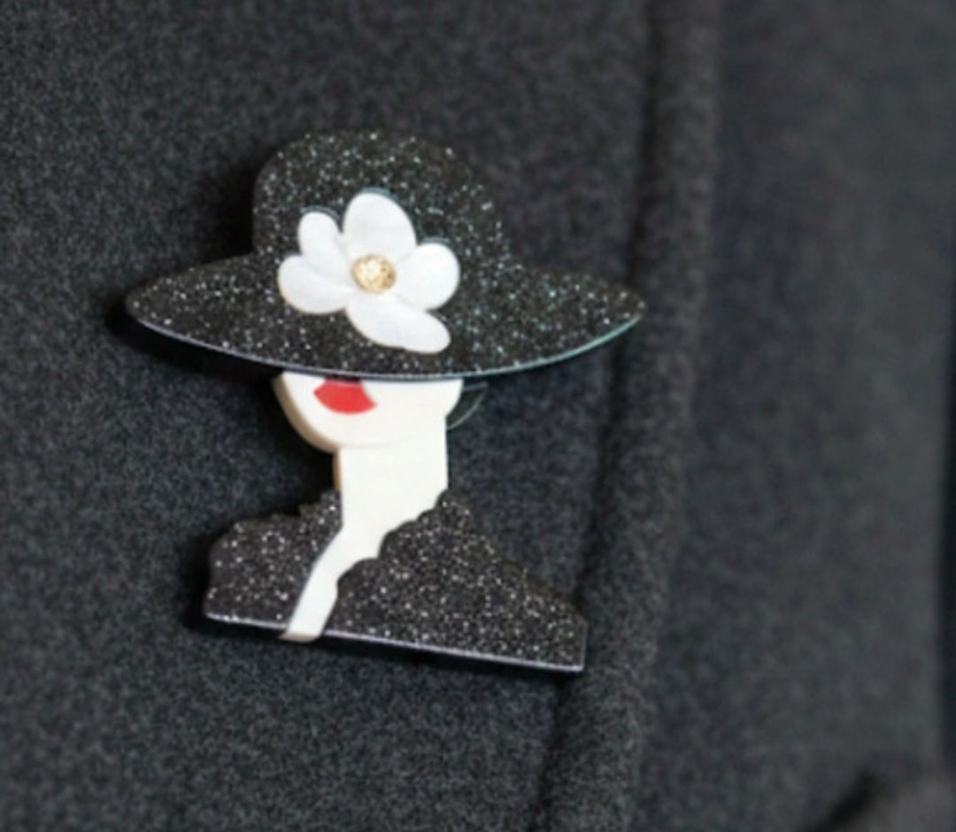 Llamativo broche Art Deco mujer con sombrero negro brillante boho chic | vaqueraspain