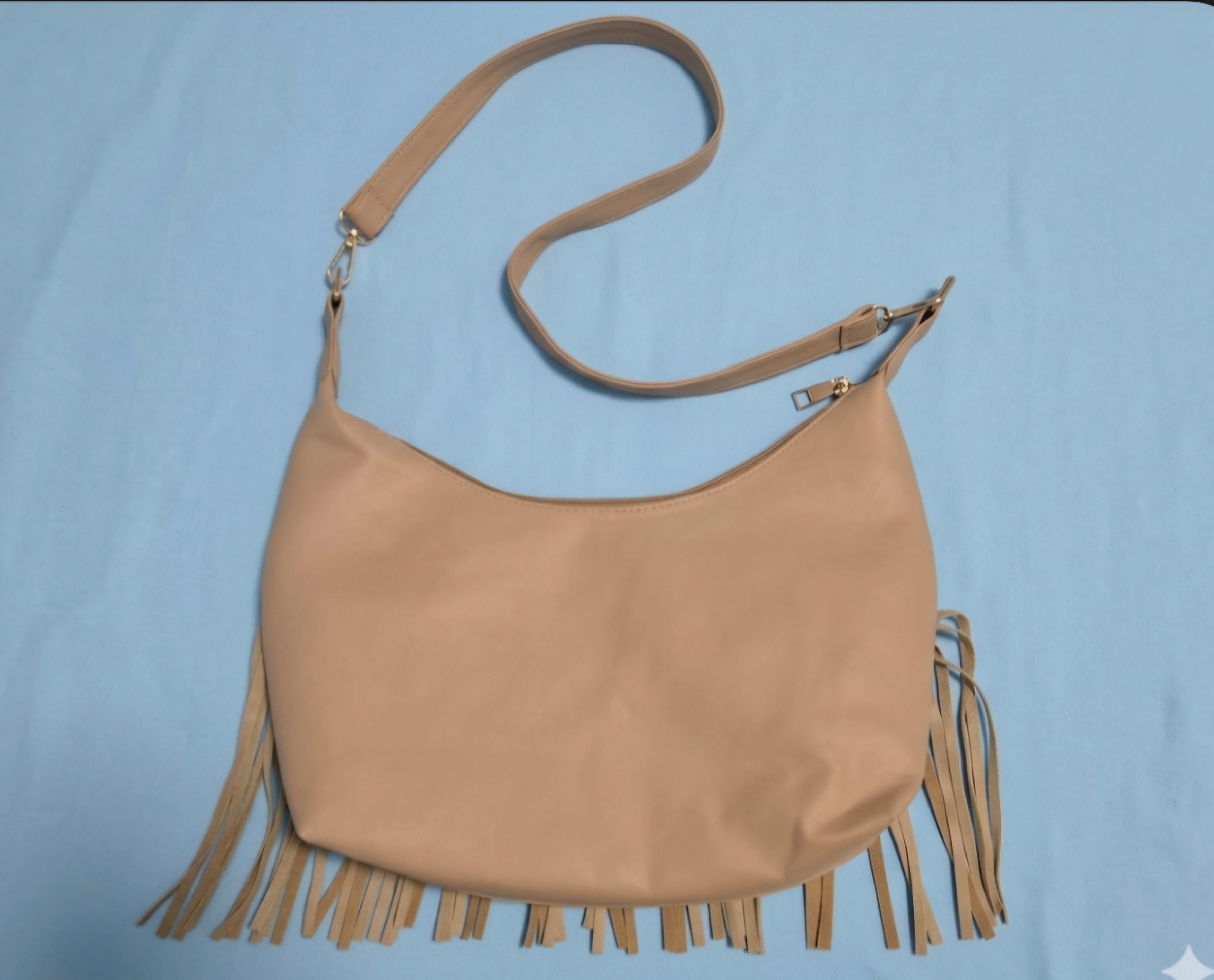 Vista lateral bolso boho chic flecos camel con galón perlas blancas y tachas | vaqueraspain