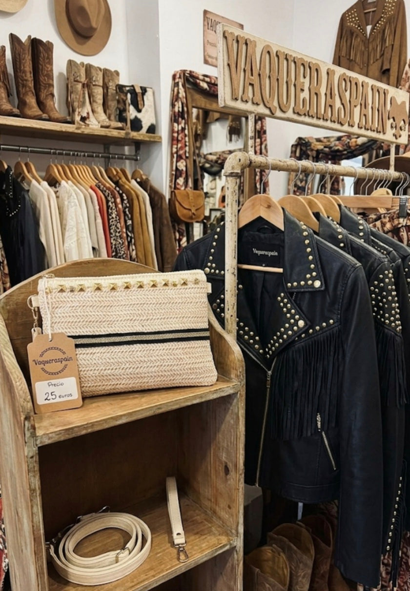 Bolso boho chic con hilera de tachas doradas artesanal vintage | vaqueraspain