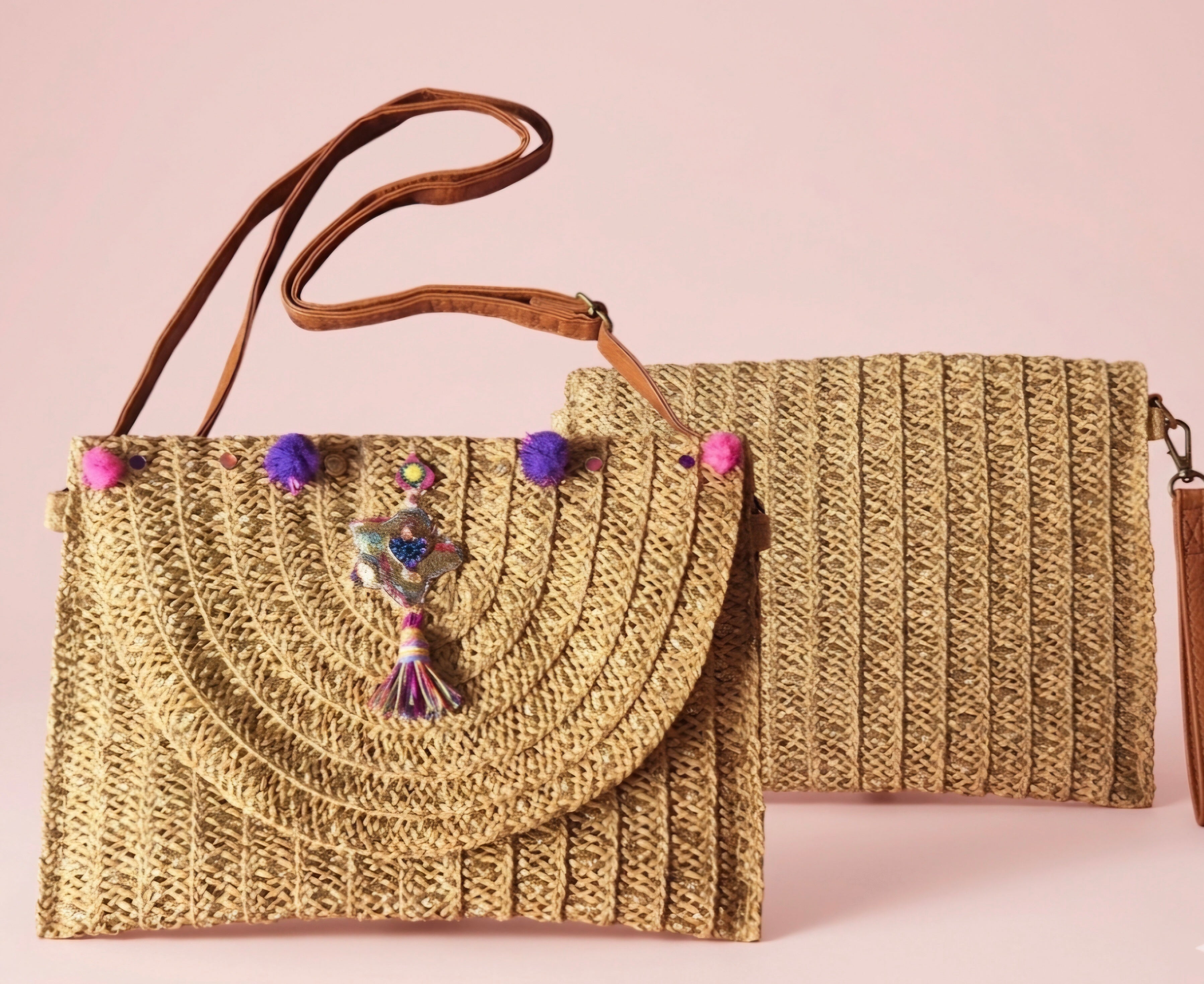 Bolso boho chic pompones rosa brillante y morados