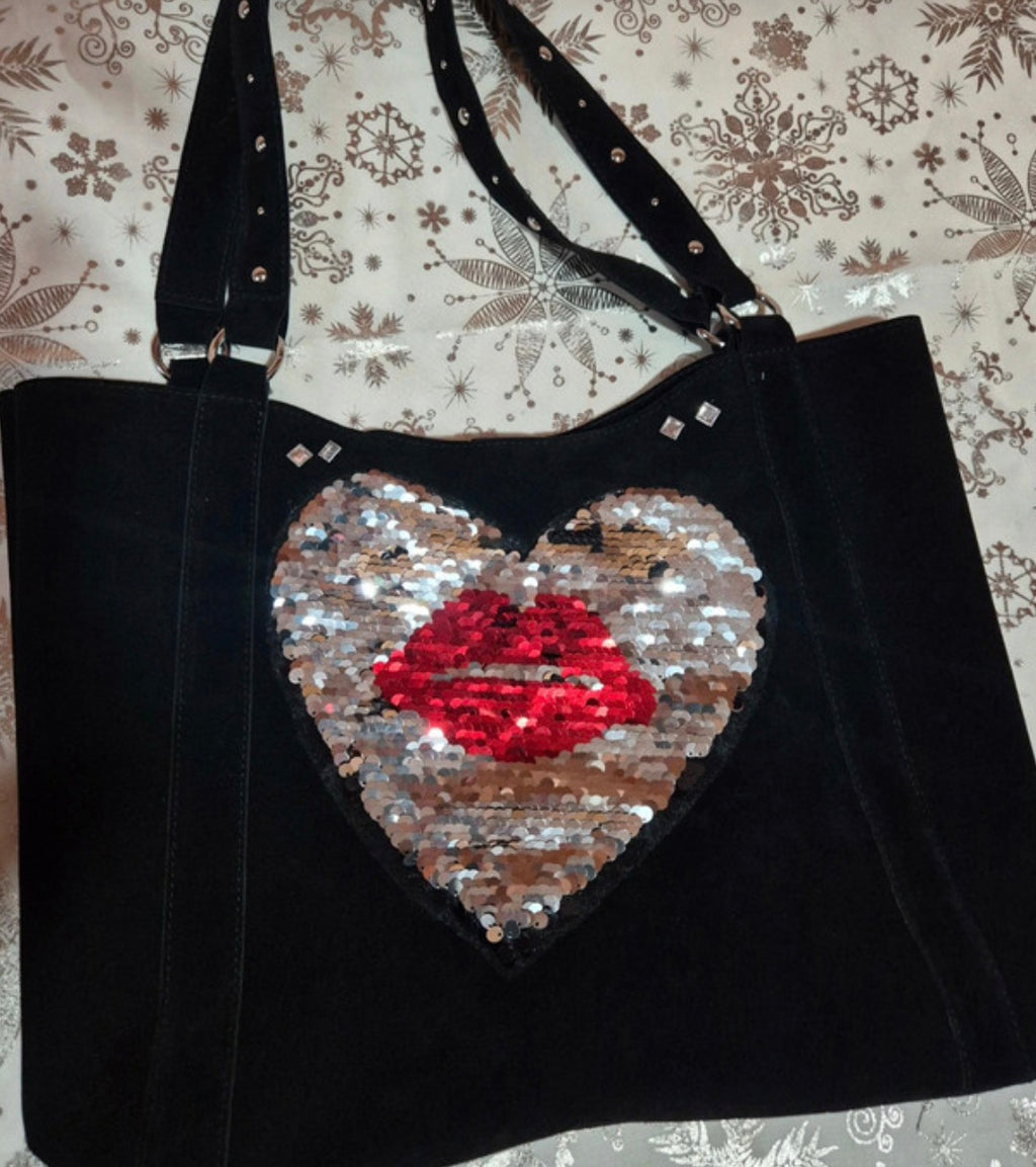 Detalle lentejuelas reversibles y corazón plateado bolso tote negro labios rojos | vaqueraspain