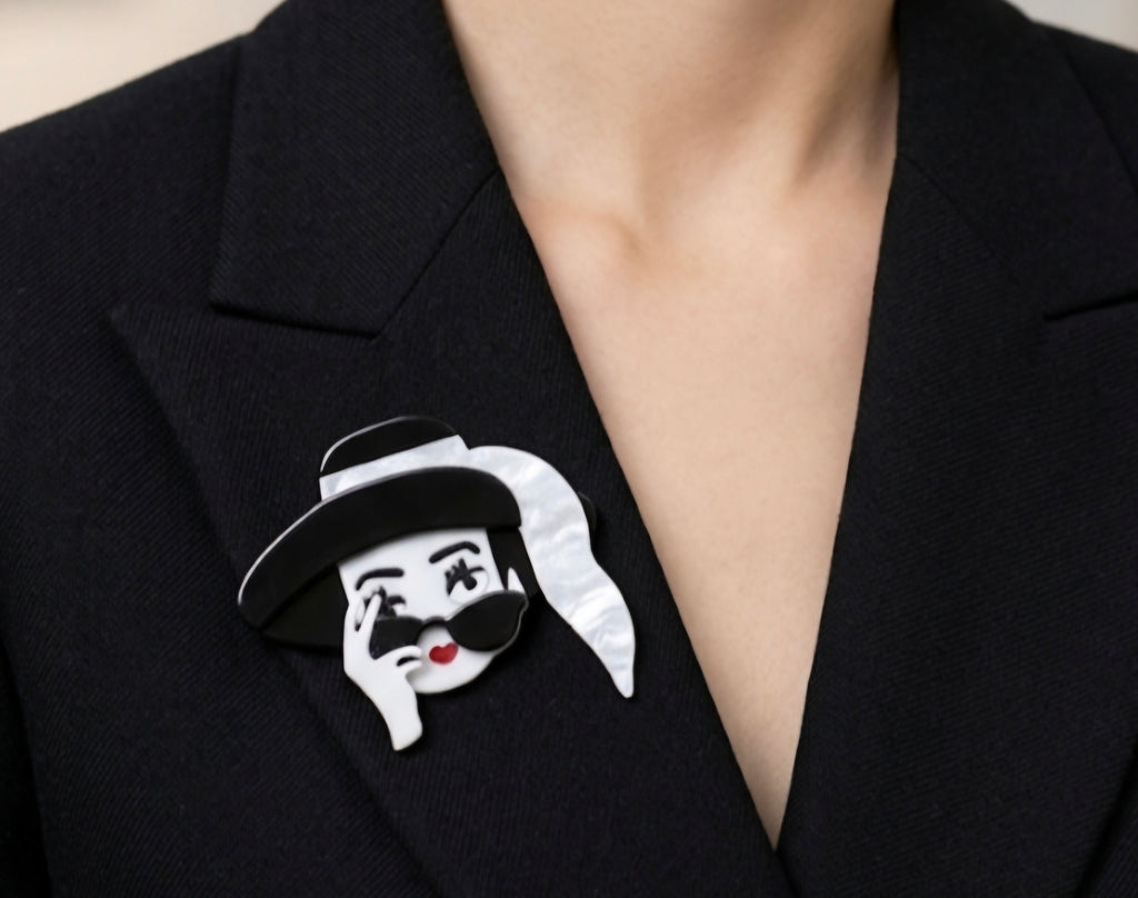 Broche vintage mujer con sombrero negro