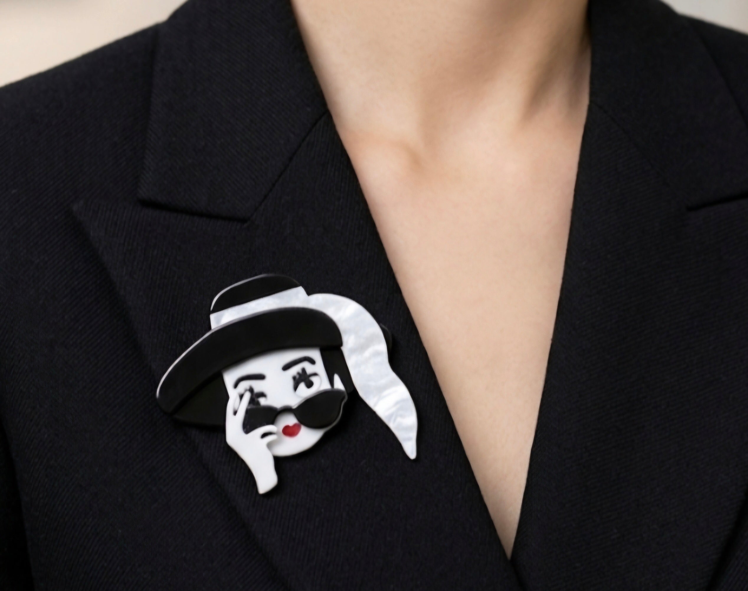 Broche vintage mujer con sombrero negro