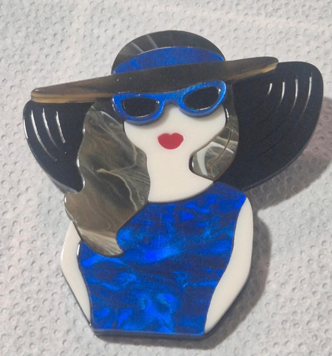 Broche retro mujer misteriosa con gafas azules boho chic | vaqueraspain
